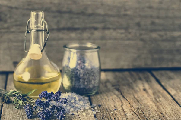 Temel lavanta yağı Aromaterapi ve deniz için tuz Banyosu, vücut bakımı, spa ve masaj kavramı