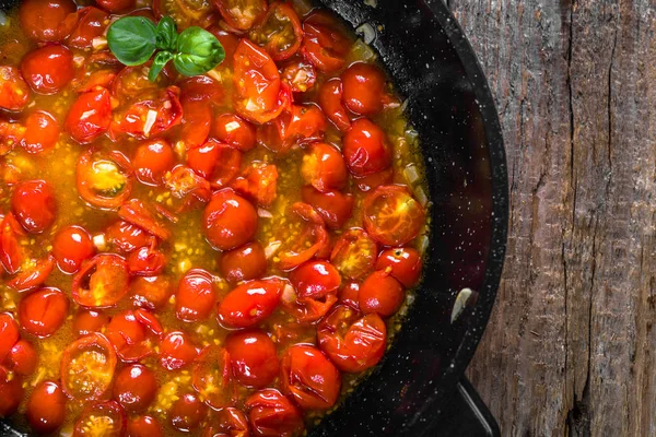 Cozinha caseira de molho de marinara com tomate e manjericão, wok com tomates, fundo de comida italiana — Fotografia de Stock