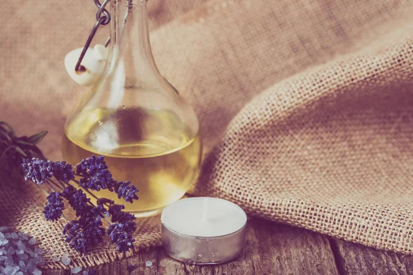 Óleo essencial e sal de lavanda para banho e cuidados com o corpo, spa e conceito de massagem — Fotografia de Stock