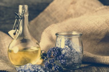 Temel lavanta yağı Aromaterapi ve deniz için tuz Banyosu, vücut bakımı, spa ve masaj kavramı