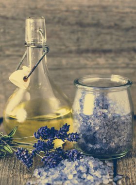Esans ve lavanta tuz banyo ve vücut bakımı, spa ve masaj konsepti için