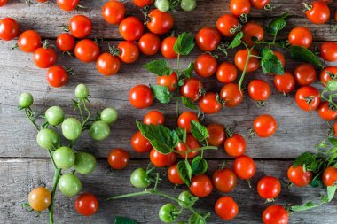 Küçük domates kiraz domates mutfak masasında, ek yükü denir.