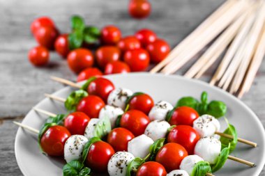 Caprese salatası - domatesli şiş, mozarella ve fesleğen, İtalyan yemeği ve sağlıklı vejetaryen diyet konsepti