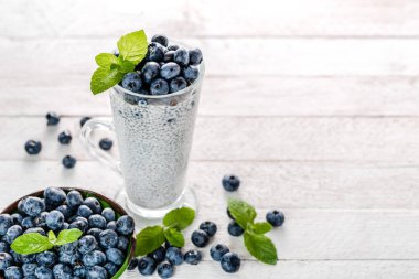 Chia pudingi çilek ve süt, tatlı tatlı, sağlıklı kahvaltı superfood kavramı besleyici ile