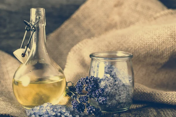 Temel lavanta yağı Aromaterapi ve deniz için tuz Banyosu, vücut bakımı, spa ve masaj kavramı