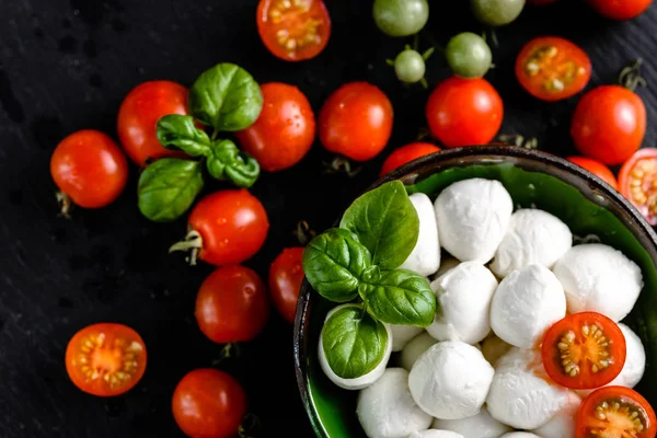 Tomates cereja e bolas de mussarela, comida italiana e conceito de dieta mediterrânea — Fotografia de Stock