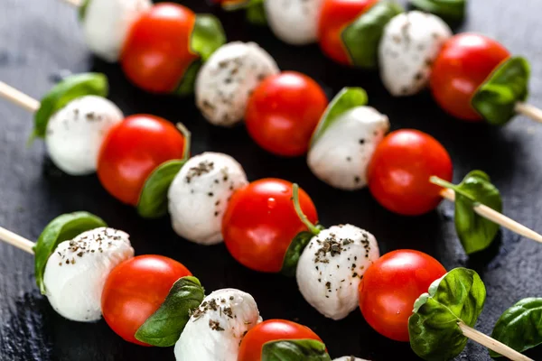 Italské potraviny - salát caprese s rajčaty, mozzarellou a bazalkou, středomořské stravy a koncept ztráta hmotnosti — Stock fotografie