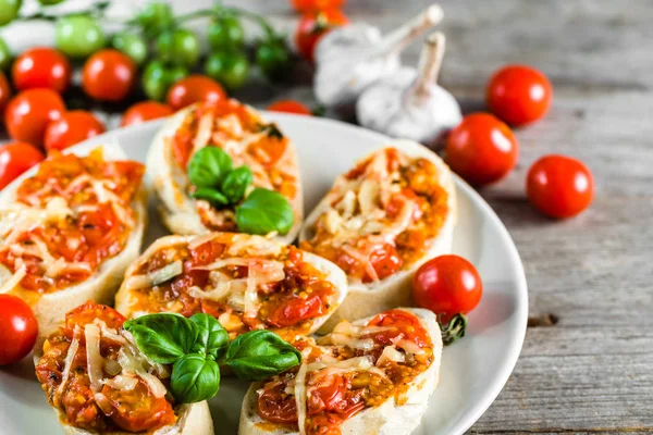 Pikantní bruschetta s rajčaty a bazalkou, tradiční italské předkrmy — Stock fotografie