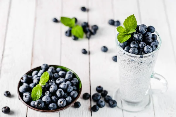 Chia pudingi çilek ve süt, tatlı tatlı, sağlıklı kahvaltı superfood kavramı besleyici ile