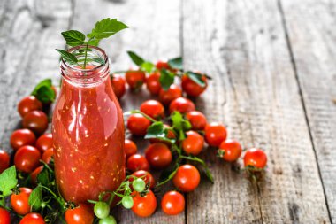 Şişe domates suyu ve taze domates, kırmızı içecek, sağlıklı antioksidan, organik gıda ve vejetaryen diyet kavramı