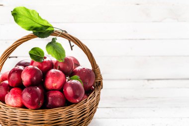 Sepette beyaz zemin üzerine taze elma meyve yığını masada kırmızı elmalar