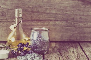Temel lavanta yağı Aromaterapi ve deniz için tuz Banyosu, vücut bakımı, spa ve masaj kavramı
