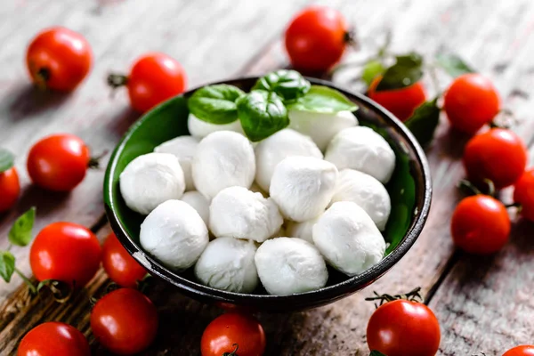 Tomate cereja, bolas de mussarela e manjericão, ingredientes de salada caprese italiano, conceito de comida mediterrânea — Fotografia de Stock