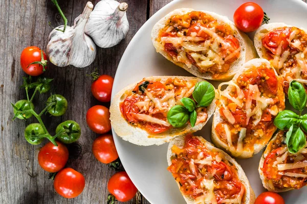 Talíř s jídlem, Italská bruschetta s rajčaty a bazalkou, pikantní předkrmy pro strany nebo sdílení s přáteli — Stock fotografie