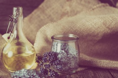 Esans ve lavanta tuz banyo ve vücut bakımı, spa ve masaj konsepti için