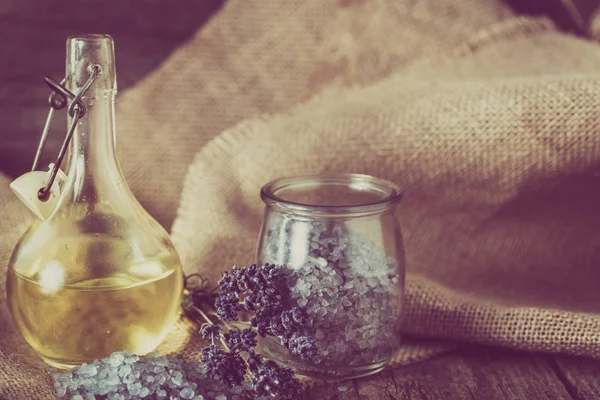 Esans ve lavanta tuz banyo ve vücut bakımı, spa ve masaj konsepti için