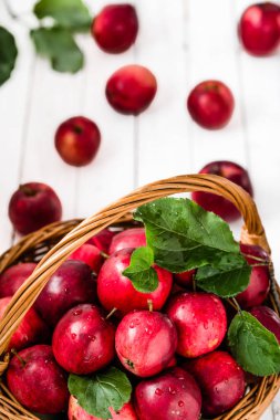 Sepette beyaz zemin üzerine taze elma meyve yığını masada kırmızı elmalar