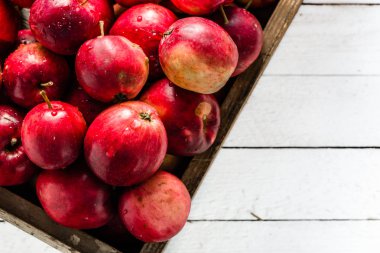 Ahşap sandık, taze elma, üstten görünüm yığını tablo kırmızı elmalar