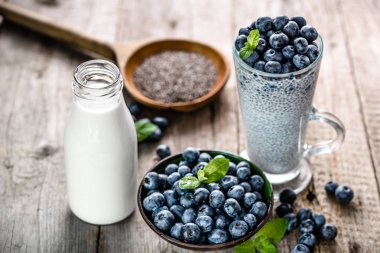 Chia pudingi çilek ve süt, tatlı tatlı, sağlıklı kahvaltı superfood kavramı besleyici ile