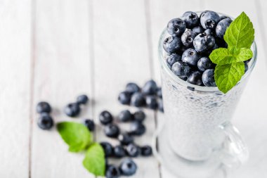 Chia pudingi çilek ve süt, tatlı tatlı, sağlıklı kahvaltı superfood kavramı besleyici ile
