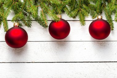 Ladin twigs ve kırmızı topları Beyaz ahşap tahta üzerinde Noel arka plan