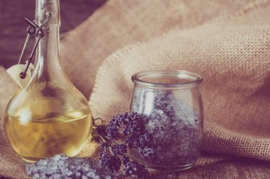 Esans ve lavanta tuz banyo ve vücut bakımı, spa ve masaj konsepti için