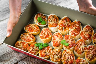 Ev yapımı meze parti için yemek gıda - peynir, domates, fesleğen ile İtalyan bruschetta yapma Şef