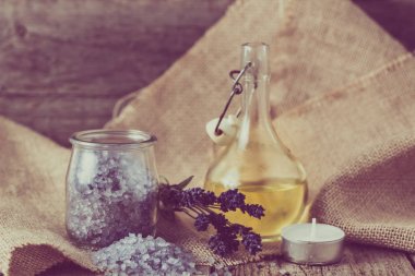 Esans ve lavanta tuz banyo ve vücut bakımı, spa ve masaj konsepti için