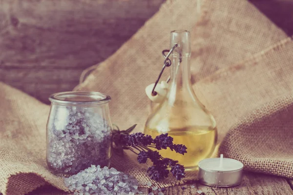 Esans ve lavanta tuz banyo ve vücut bakımı, spa ve masaj konsepti için