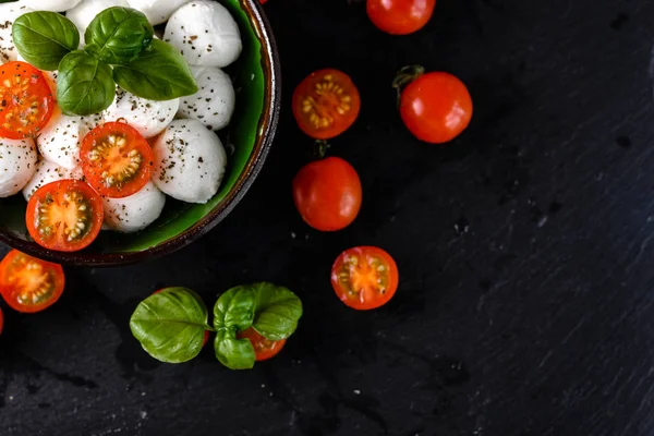 Manjericão fresco, tomates e bolas de mussarela para salada caprese, comida italiana e conceito de dieta vegetariana saudável — Fotografia de Stock