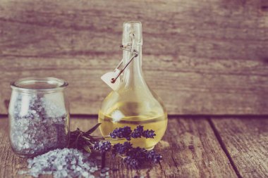 Esans ve lavanta tuz banyo ve vücut bakımı, spa ve masaj konsepti için