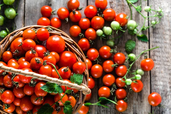 Tomates cereja na cesta, produtos do mercado local na mesa de fazenda rústica de madeira, sobrecarga — Fotografia de Stock