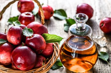 Elma sirkesi veya elma şarabı, şişe içki ve elma, sağlıklı organik gıda kavramı