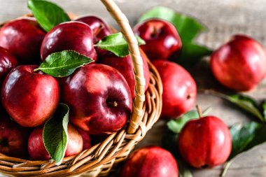 Tablo, sepet Kırmızı elma meyve organik sağlıklı gıda kavramı kırmızı elmalar