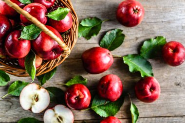 Kırmızı elma sepeti ahşap masa üzerinde taze, organik meyve yerel çiftçi piyasasında