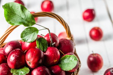 Sepette beyaz zemin üzerine taze elma meyve yığını masada kırmızı elmalar