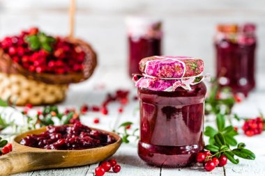 Beyaz ahşap masa üzerinde bir kavanoza Kızılcık Reçeli