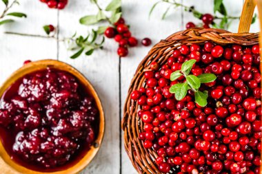 Kaşık reçel ile kızılcık Beyaz ahşap arka planda, üstten görünüm