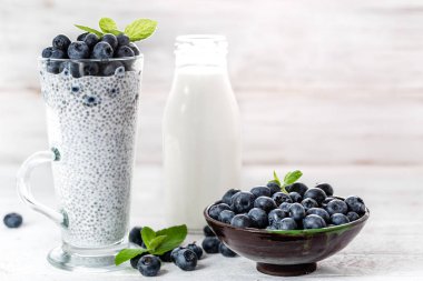 Chia pudingi çilek ve süt, tatlı tatlı, sağlıklı kahvaltı superfood kavramı besleyici ile