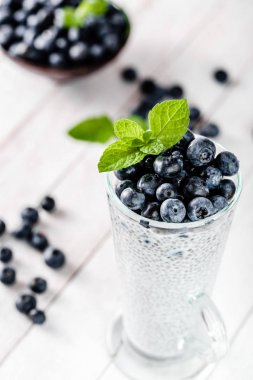 Chia pudingi çilek ve süt, tatlı tatlı, sağlıklı kahvaltı superfood kavramı besleyici ile