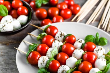 Caprese salatası - mozzarella fesleğen ve domates şişleri, İtalyan gıda ve sağlıklı vejetaryen diyet kavramı