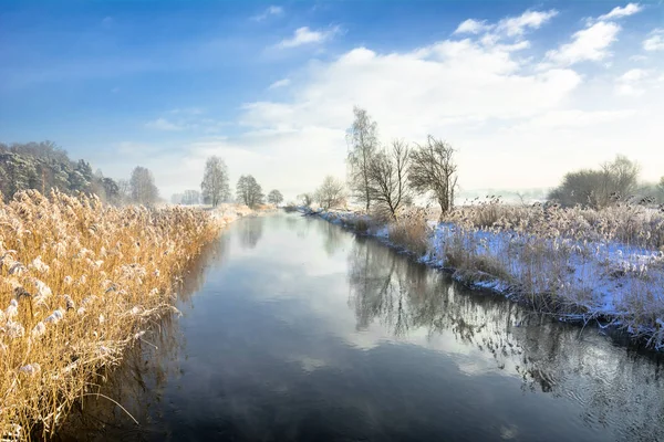 Flusslandschaft im Winter oder bei Tauwetter im Frühling — Stockfoto
