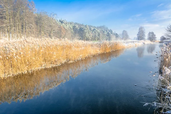 Paisaje del río en primavera se descongela o a finales de invierno —  Fotos de Stock