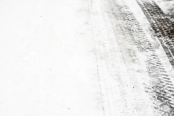 Carretera rural en invierno, nieve y pista de neumáticos —  Fotos de Stock