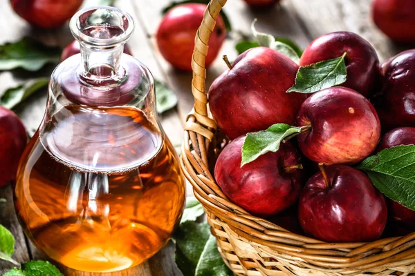Яблочный сидр или уксус, бутылка напитка и свежие яблоки, концепция здоровой органической пищи — стоковое фото
