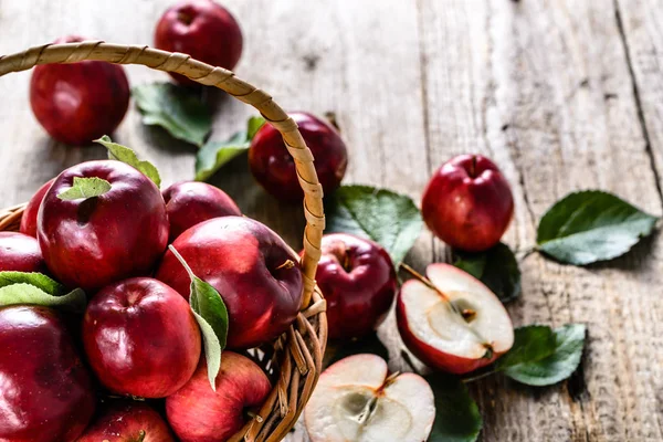 Червоні яблука на столі в кошику, свіжі фрукти місцевого ринку, концепція дієти — стокове фото