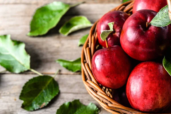 Kırmızı elma sepeti ahşap masa üzerinde taze, organik meyve yerel çiftçi piyasasında
