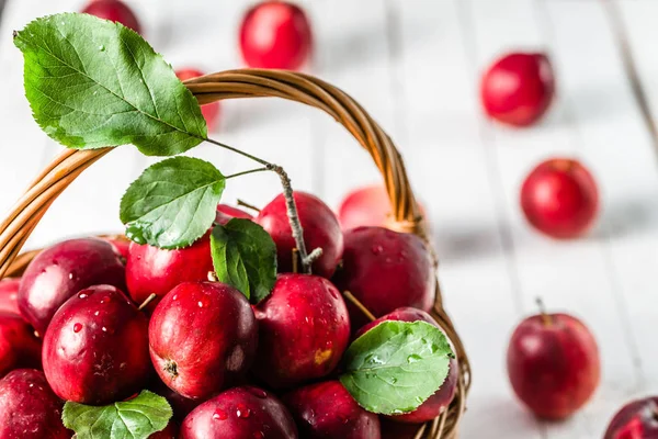 Sepette beyaz zemin üzerine taze elma meyve yığını masada kırmızı elmalar