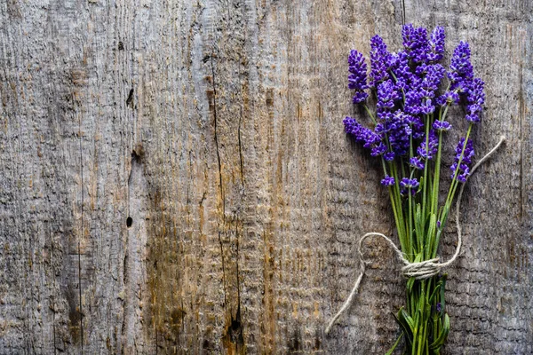 Lavanta çiçek, buket rustik arka planda, overhea