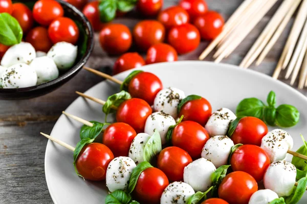 Salada Caprese - manjericão mussarela e espetos de tomate, comida italiana e conceito de dieta vegetariana saudável — Fotografia de Stock